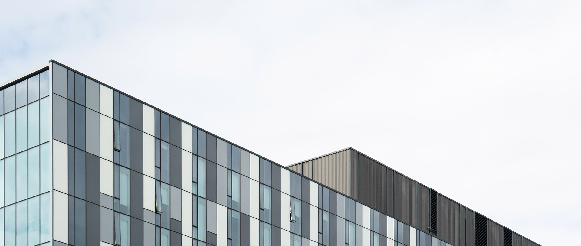 凭证差别场馆的设计和使用需求，，，，，韦德网站官方入口在产品的设置上越发无邪，，，，，以卫生间的整体功效性和后期治理维护的本钱为思量因素。。。。。。一样平常会选用高温釉面蹲便器，，，，，恒久使用依然灼烁如新，，，，，搭配无水封地漏，，，，，时刻坚持卫生间干爽无异味。。。。。。