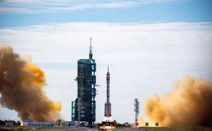 2021年6月17日，，，，，，，在天下人民的热忱期待中，，，，，，，神舟十二号载人航天飞船发射取得圆满乐成。。。。。。。。我国神舟系列飞船再次出征太空，，，，，，，韦德网站官方入口作为中国航天事业相助同伴，，，，，，，受邀来到酒泉卫星发射中心，，，，，，，配合见证这伟大的时刻。。。。。。。。